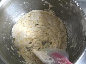 10.加入棉花糖隔热搅拌均匀成糊状关火冷却到室温；