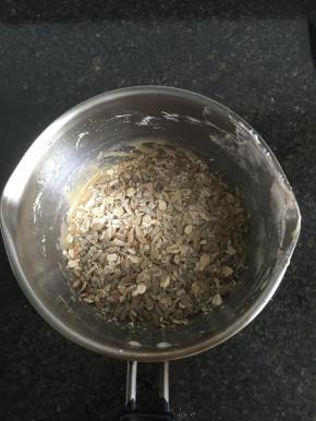 倒入烤好的燕麦瓜子仁混合物拌均匀；