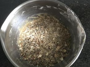 倒入烤好的燕麦瓜子仁混合物拌均匀；