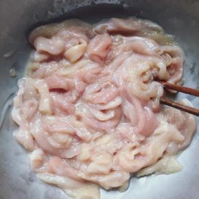 拌好后用保鲜膜盖住放冰箱冷藏四小时