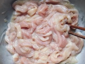 拌好后用保鲜膜盖住放冰箱冷藏四小时