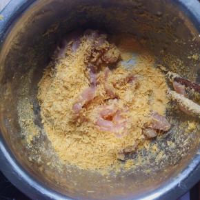 干净的盘里倒入面包糠，放入鸡柳