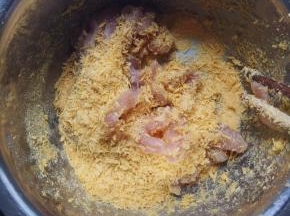 干净的盘里倒入面包糠，放入鸡柳
