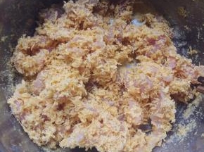 拌匀让每个鸡柳沾上面包糠，