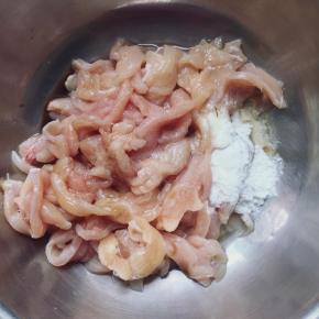 放入蛋清，料酒、生抽、蚝油、胡椒粉、五香粉，盐，淀粉拌匀