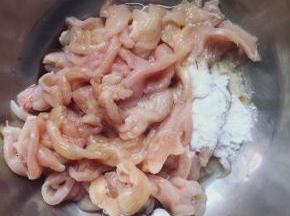 放入蛋清，料酒、生抽、蚝油、胡椒粉、五香粉，盐，淀粉拌匀