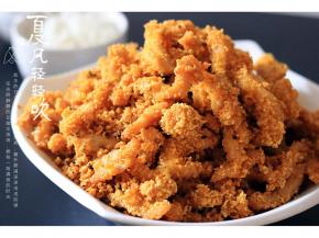 锅中烧油，油热七成时，抖掉多余的面包糠，放油锅煎炸， 小火炸，炸到金黄时捞出。（图忘记拍了）