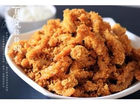 锅中烧油，油热七成时，抖掉多余的面包糠，放油锅煎炸， 小火炸，炸到金黄时捞出。（图忘记拍了）