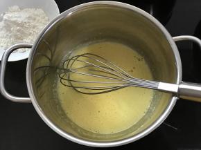 先做手指饼干，将蛋白蛋黄分开后先用打蛋器将蛋黄加25克细砂糖打匀。