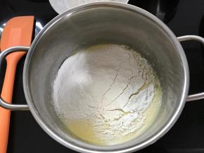 筛入低粉翻拌均匀。