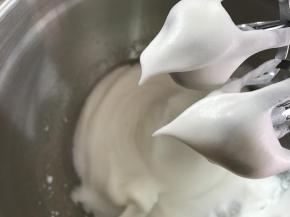 蛋白分3次加入50克细砂糖用电动打蛋器打至硬性发泡。