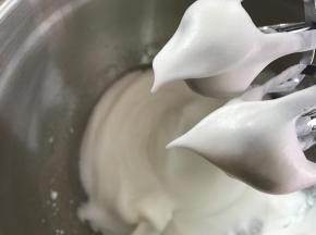 蛋白分3次加入50克细砂糖用电动打蛋器打至硬性发泡。