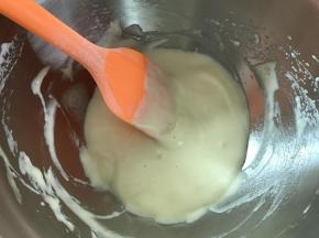 把蛋黄糊和打发的蛋白混合翻拌均匀。