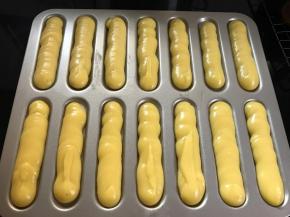 将面糊挤在烤盘中。