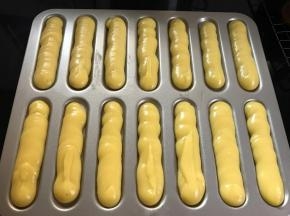 将面糊挤在烤盘中。