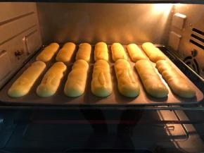 放入预热好的烤箱，中层，上下火，180度，10-15分钟，烤好后取出待用。