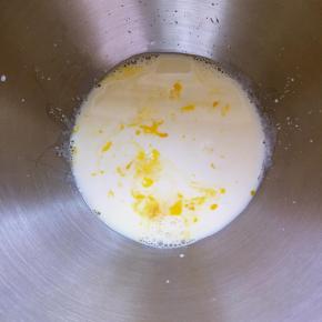 先将液体放入盘里，糖和盐分开放