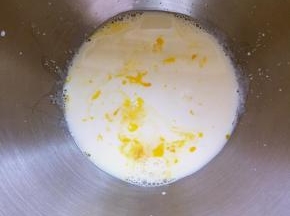 先将液体放入盘里，糖和盐分开放