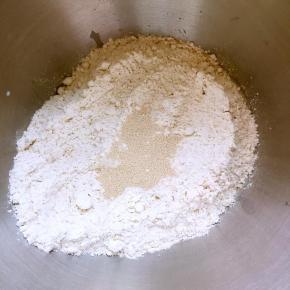 再倒入全麦粉，酵母