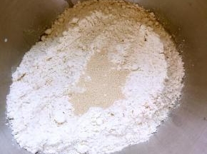 再倒入全麦粉，酵母