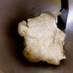 这里我用的是厨师机，没有用面包机，再没有就只能手揉了，揉成光滑的面团后加入黄油继续揉，