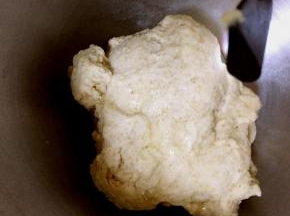 这里我用的是厨师机，没有用面包机，再没有就只能手揉了，揉成光滑的面团后加入黄油继续揉，