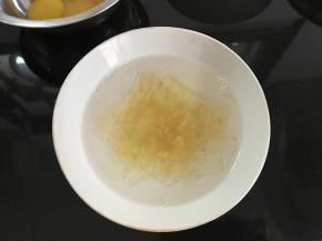 吉利丁片用清水泡软。