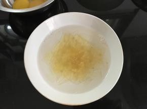 吉利丁片用清水泡软。