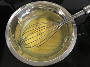 将4个蛋黄放入碗中，用打蛋器打至浓稠状。