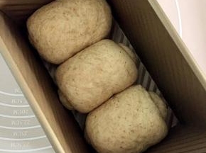 依次做好三个面团，放入吐司模具中