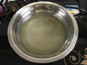 然后将150克清水150克细砂糖倒入锅里，煮到沸腾状。