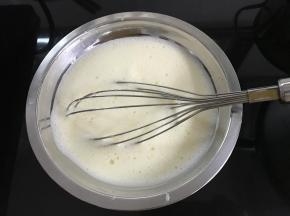 、将煮好的糖水关火，倒入打发好的蛋黄，继续用打蛋器搅打5分钟左右，放凉备用。