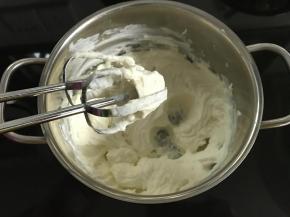 马斯卡彭奶酪用打蛋器搅打到顺滑状态。