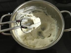 马斯卡彭奶酪用打蛋器搅打到顺滑状态。