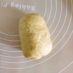 取一个面团，擀开，卷起，重复两次，卷成图中的样子