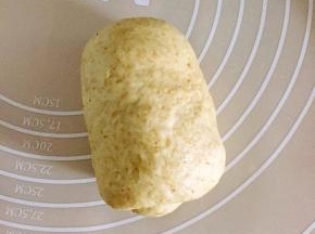 取一个面团，擀开，卷起，重复两次，卷成图中的样子