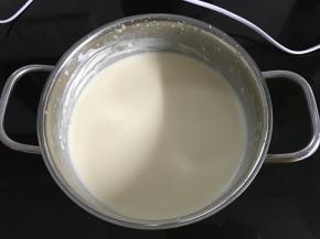 将蛋黄糊加入打好的马斯卡彭奶酪糊中搅拌均匀。吉利丁片沥干水份，隔热水加热成吉利丁溶液，加入奶酪糊中搅拌均匀。