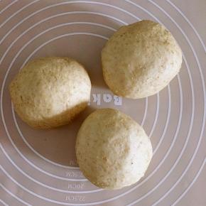 分成三等分，盖上保鲜膜松弛15分钟