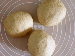 分成三等分，盖上保鲜膜松弛15分钟