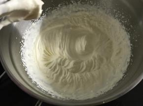动物性淡奶油用电动打蛋器打发至出现纹路。