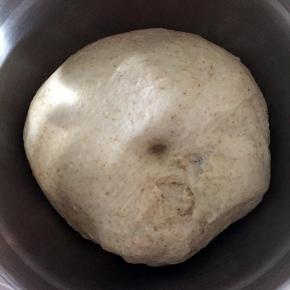 用手指戳一个小坑，小坑不反弹也不下陷就可以了