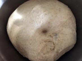 用手指戳一个小坑，小坑不反弹也不下陷就可以了