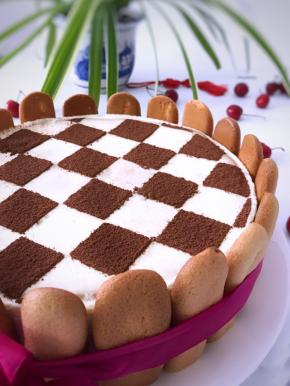 用手指饼干装饰周边。