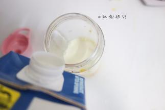 将芒果放入便携料理机内加入冰牛奶