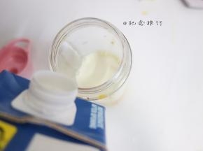 将芒果放入便携料理机内加入冰牛奶