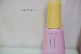 一杯芒果味浓郁的奶昔就完成了