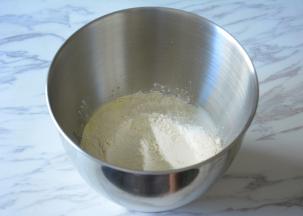 将所有材料除黄油以外，按照先液体后干粉的顺序放入厨师机（面包机），放入冰箱冷藏30分钟。