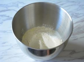 将所有材料除黄油以外，按照先液体后干粉的顺序放入厨师机（面包机），放入冰箱冷藏30分钟。