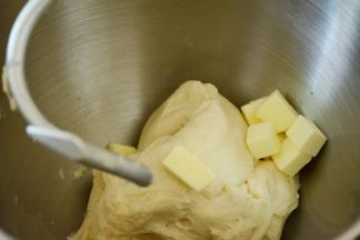 面团揉至光滑，加入切小块的黄油继续揉至出膜。