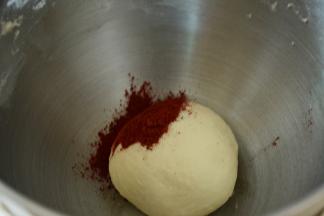 揉好的面团按照6:4:5的比例将面团分成三份。6:4:5=（红色，白色，绿色）面团比例。取最大比例面团加入红曲粉，揉至光滑即红色面团做好，盖上保鲜膜发酵。